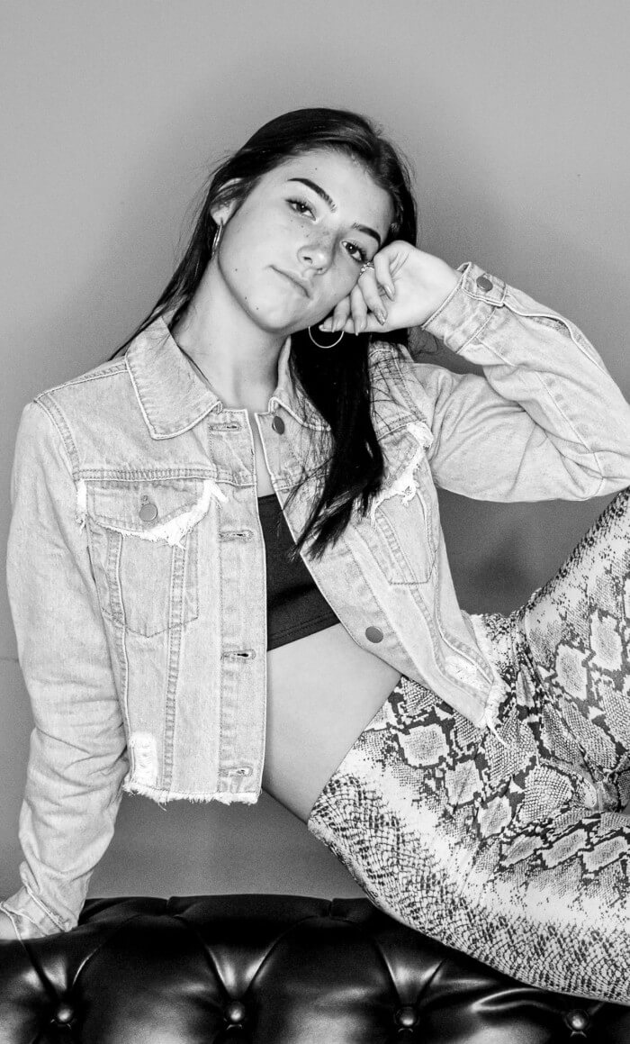 Charli-DAmelio-Height-Age-Family-Boyfriend-BiographyIncome-More