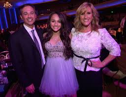 Jazz-Jennings_with_har_family