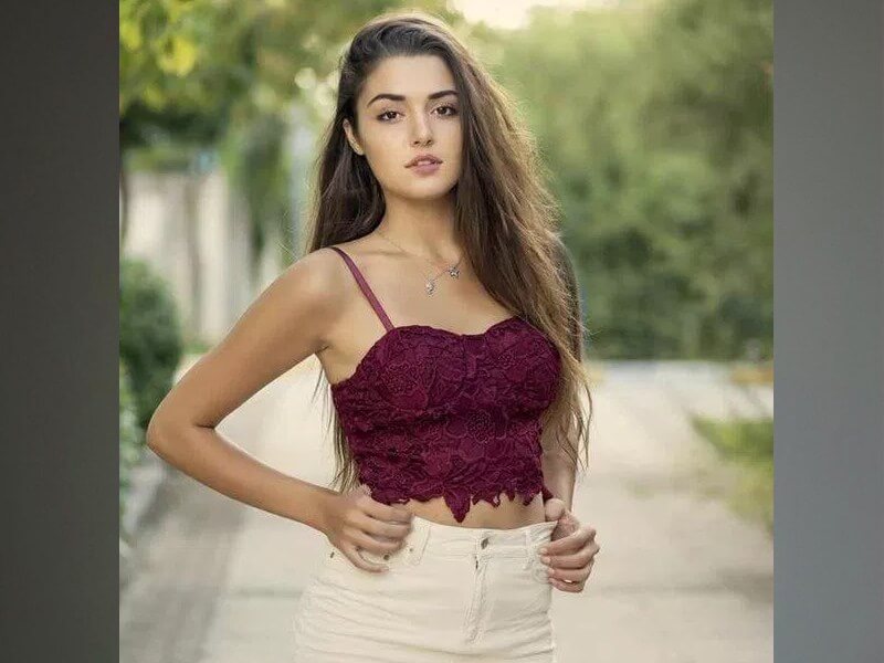 Hande-Erçel-picture