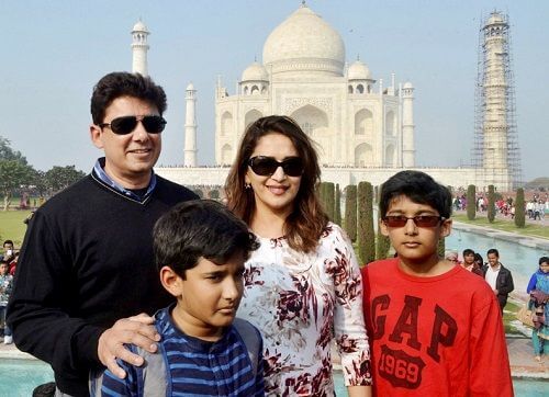 Madhuri-Dixit-with-her-husband-Shriram-Madhav-Nene-and-sons