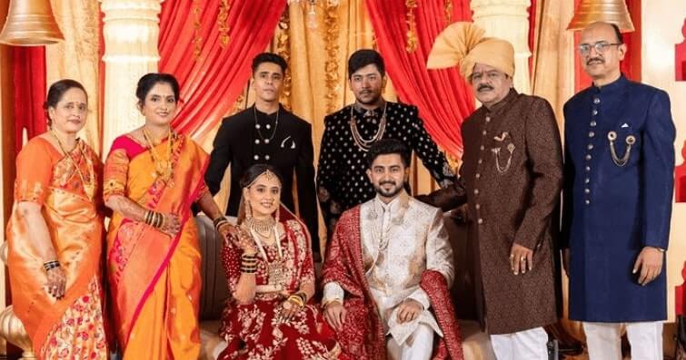 Vedangi-Kulkarni-with_har_Family