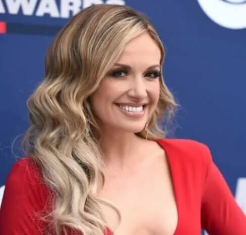 How-Tall-is-Carly-Pearce-Career-Parents-Boyfriend-Net-Worth